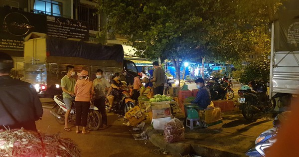 Chợ đầu mối Hóc Môn tạm đóng cửa, nhiều tiểu thương nhanh tay "đẩy" hàng - Vimarsana News