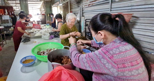 ẤM LÒNG NHỮNG NGÀY GIÃN CÁCH (*): Người nghèo làm cơm cho kẻ khó - Vimarsana News