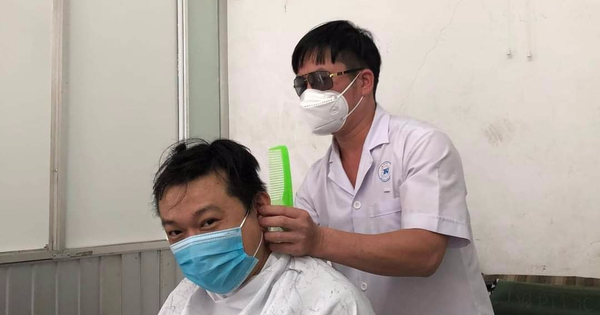 Bác sĩ khoe thành quả tự cắt tóc cho nhau để lên đường chống dịch - Vimarsana News