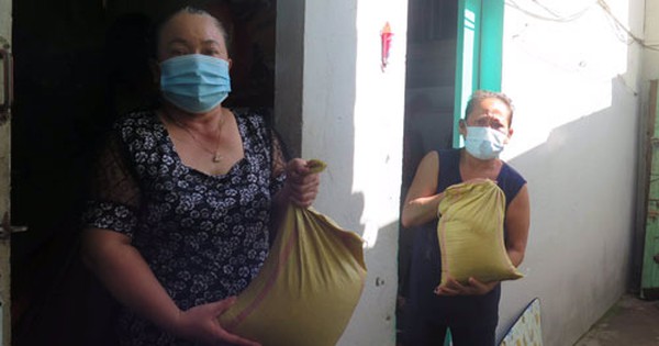 Đa dạng cách hỗ trợ trong dịch Covid-19(*): Gạo về xóm trọ giữa những ngày khó khăn - Vimarsana News