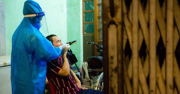 CLIP: Đi từng ngõ, gõ từng nhà lấy mẫu xét nghiệm Covid-19 - Vimarsana News