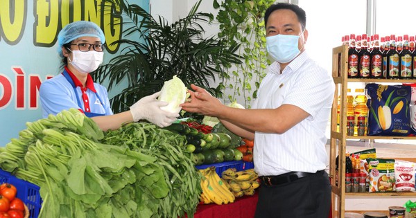 Gần 27.900 công nhân TP HCM bị phong tỏa do dịch Covid-19 - Vimarsana News
