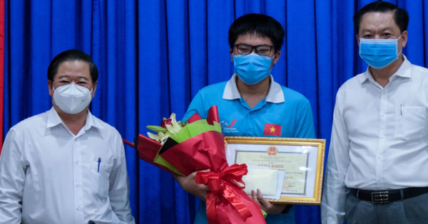 Chủ tịch Cần Thơ tặng bằng khen cho nam sinh đoạt Huy chương Vàng Olympic quốc tế - Vimarsana News