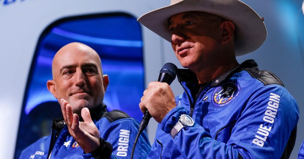 Cạnh tranh tỉ phú Musk, tỉ phú Bezos "chơi sộp" với NASA - Vimarsana News