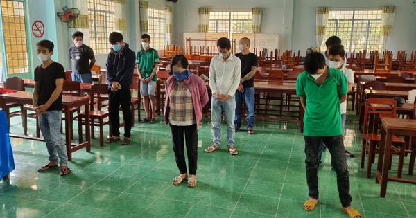 Bắt quả tang 11 đối tượng tụ tập "kiếm thu nhập" giữa lúc giãn cách - Vimarsana News