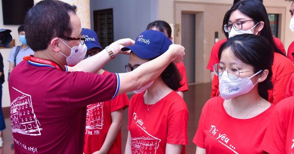 350 cán bộ, sinh viên Đại học Y Hà Nội vào Bình Dương hỗ trợ chống dịch Covid-19 - Vimarsana News