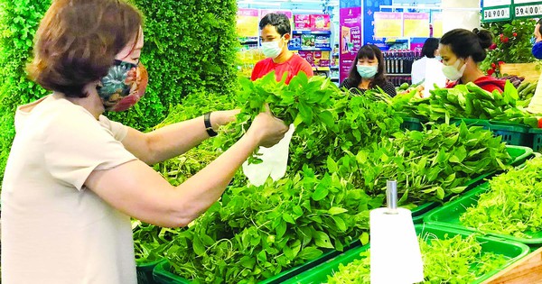Siêu thị rất nhiều hàng, mở cửa đến tận khuya, người dân cứ ...