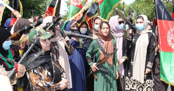 Phụ nữ Afghanistan cầm súng thách thức Taliban - Vimarsana News
