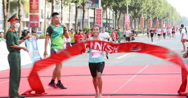 thumbnail - Hoàng Nguyên Thanh và Phạm Thị Bình vô địch marathon quốc tế Bình Dương