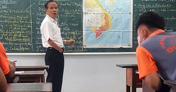 Nhà giáo ưu tú "một tay" mải miết đưa đò