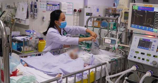VIDEO: Bác sĩ Bệnh viện Nhi Đồng 2 căng thẳng làm việc xuyên đêm