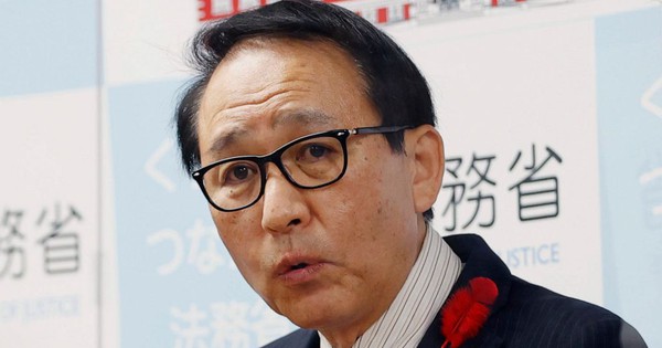 東南アジアに向かう途中、日本の首相は法務大臣に「拘束」された