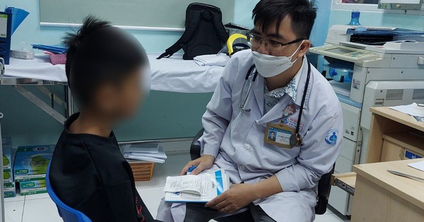 Giật mắt, lắc cổ - bệnh đến từ tivi, điện thoại
