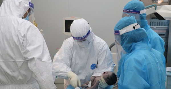 Sản phụ đẻ rơi con 31 tuần tuổi trong nhà vệ sinh