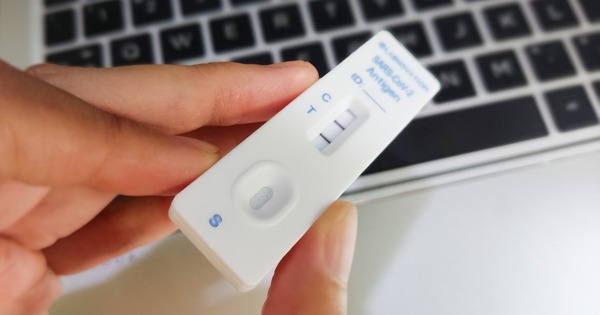 Dùng thuốc "mix" cứu người đàn ông dương tính COVID-19 suốt 411 ngày