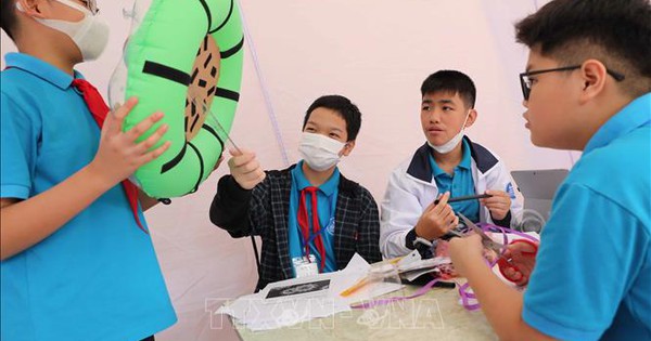 Học sinh hào hứng tham gia chế tạo mũ bảo hiểm Học sinh hào hứng tham gia chế tạo mũ bảo hiểm