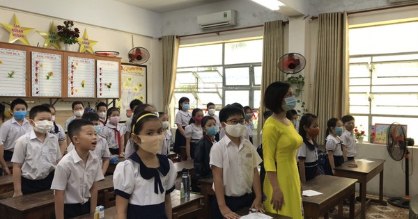 Đà Nẵng: Học sinh lớp 5 ngồi cùng loại bàn với lớp 1 Đà Nẵng: Học sinh lớp 5 ngồi cùng loại bàn với lớp 1