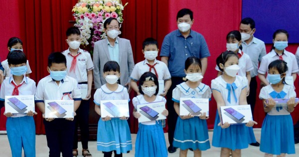 Quảng Ngãi: Còn 7,8 tỉ đồng chưa mua máy tính bảng cho học sinh