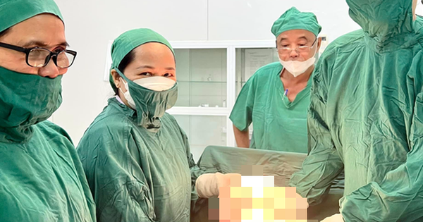 Cắt khối u nặng gần 4,5 kg trong bụng người phụ nữ 36 tuổi