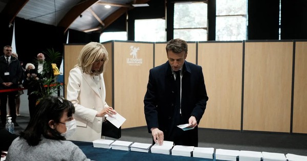 Unexpected initial results of the French presidential election