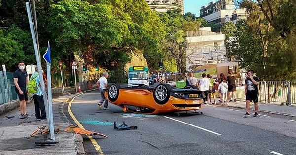 U80 driver miraculously survived in the upside down Lamborghini supercar in the middle of the road