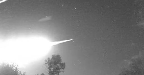 CLIP: Giant blue fireball falls from space to UK