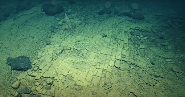 thumbnail - Lối vào "lục địa thứ 7": Con đường gạch vàng dưới biển sâu ngàn mét?