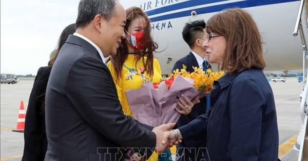 Greek President arrives in Ho Chi Minh City