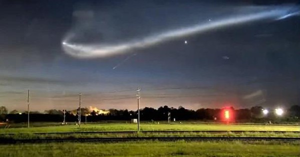 thumbnail - “UFO” hình con sứa rơi ra từ tên lửa, bay ngang bầu trời nước Mỹ
