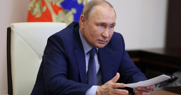 President Zelensky signs sanctions against President Putin