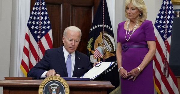 Tổng thống Joe Biden ký luật kiểm soát súng đạn