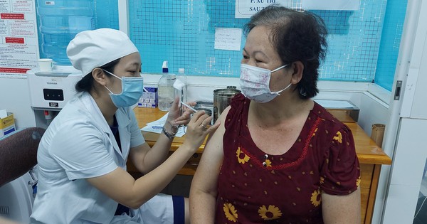 Lo biến chủng BA.5, người dân TP HCM xếp hàng tiêm vắc-xin Covid-19 Lo biến chủng BA.5, người dân TP HCM xếp hàng tiêm vắc-xin Covid-19