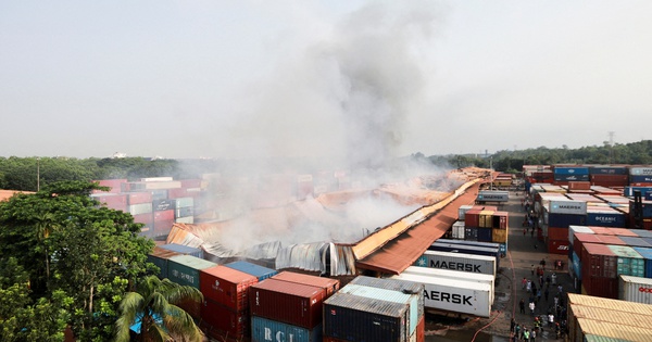 Container warehouse burned for 3 days without extinguishing, toxic smoke covered in Bangladesh