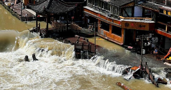 Torrential rain in China, 25 people died, the ancient phoenix was submerged in flood