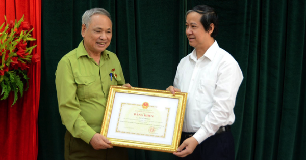thumbnail - Bộ trưởng Bộ GD-ĐT Nguyễn Kim Sơn tặng bằng khen cho thí sinh 82 tuổi vừa đỗ tốt nghiệp