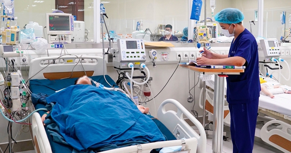 Bé trai 10 tuổi đuối nước khi chơi ở bể bơi cùng gia đình