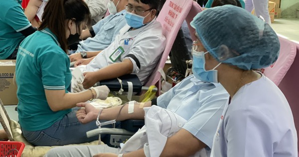 Hiến máu cứu người - nghĩa cử cao đẹp của nhân viên y tế
