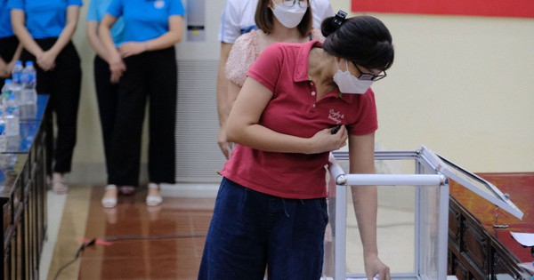 Phụ huynh "mất ăn, mất ngủ" bốc thăm cho con được học trường mầm non công