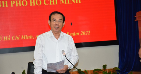 Bí thư Thành ủy TP HCM: “Anh chị em ngành y tế đừng thấy mình đơn độc”