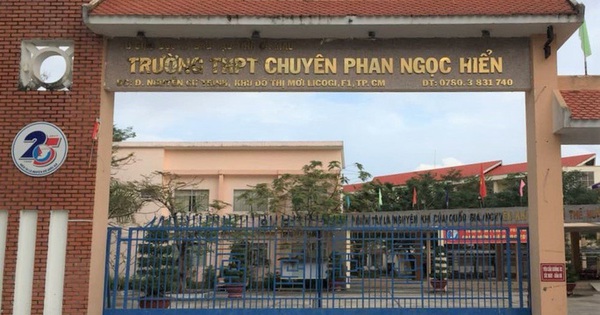 Trường chuyên ở Cà Mau cho học sinh thoa son, nhuộm tóc trong "chuẩn mực" Trường chuyên ở Cà Mau cho học sinh thoa son, nhuộm tóc trong "chuẩn mực"
