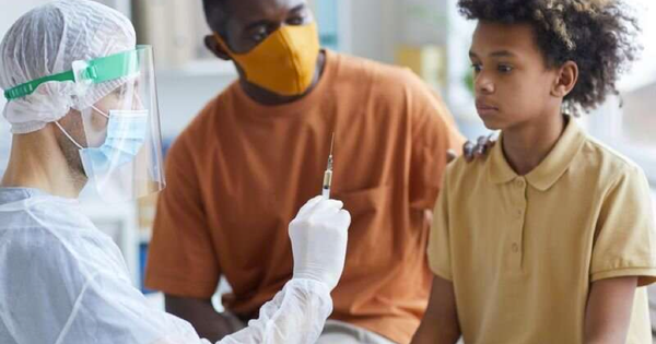 Pfizer, Moderna ra vắc-xin COVID-19 mũi tăng cường cho trẻ em