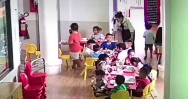 Xôn xao clip bảo mẫu bốc cơm dưới nền nhà cho trẻ ăn