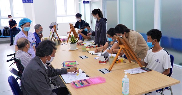 VIDEO: Xem người từng bị đột quỵ, chấn thương não... vẽ tranh