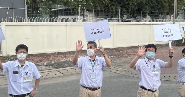 Hình ảnh ông chủ người Nhật tiễn công nhân về quê đón Tết