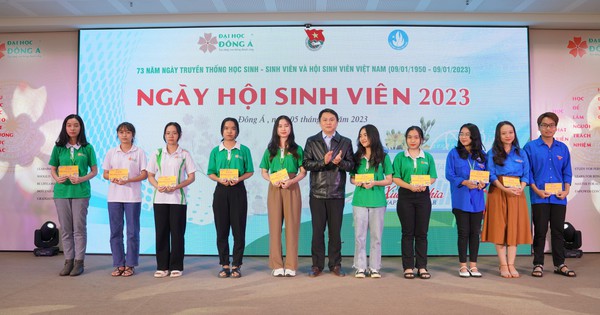 Trường ĐH Đông Á tặng hơn 200 vé xe Tết cho sinh viên Trường ĐH Đông Á tặng hơn 200 vé xe Tết cho sinh viên