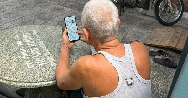 Khi người già chăm lên mạng