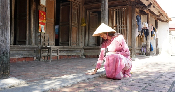 (NLĐO)- Ngôi nhà cổ được một vị quan triều Nguyễn xây dựng cách đây 200 năm ở Thanh Hóa hiện đang được một gia đình sử dụng, bảo vệ và đã được UNESCO công nhận là 1 trong 10 nhà cổ dân gian có kiến trúc tiêu biểu nhất của Việt Nam
