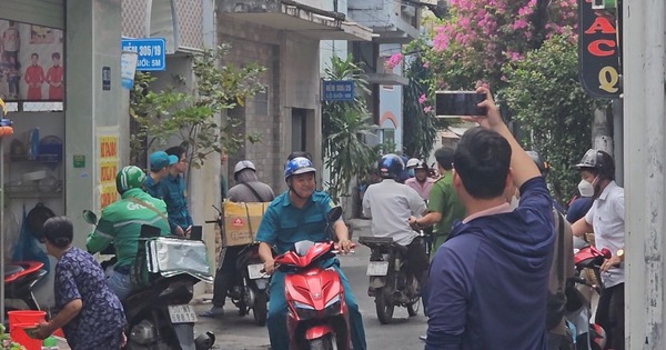 (NLĐO) - Trong vụ cháy nhà khiến 2 người chết ở quận Tân Bình (TP HCM), một người đàn ông và hai trẻ nhỏ đã được người dân đưa ra ngoài