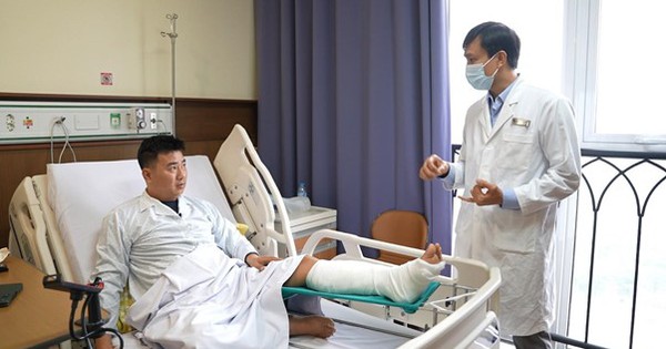 Gắng sức đuổi theo xe buýt, người đàn ông suýt mất chân