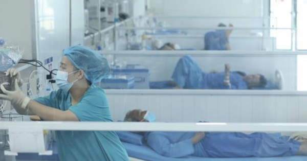 Dịch COVID-19 hôm nay: Số mắc giảm, bệnh nhân nặng tăng